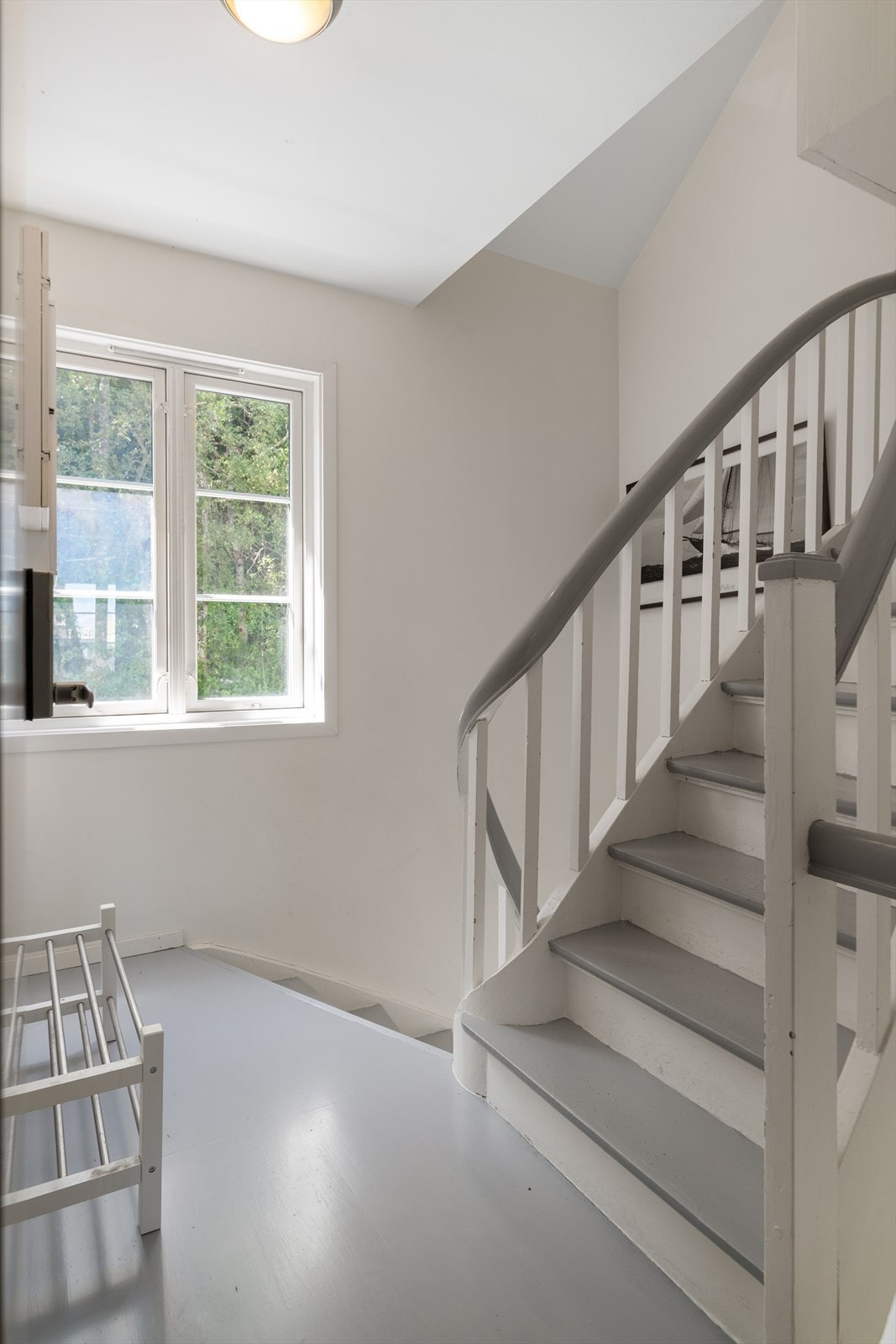 Leiligheten er adskilt fra hverandre og har adkomst via felles trapperom. Les vedlagte prospekt vedr. manglende bruksendring av loftsleilighet. Galleribilde