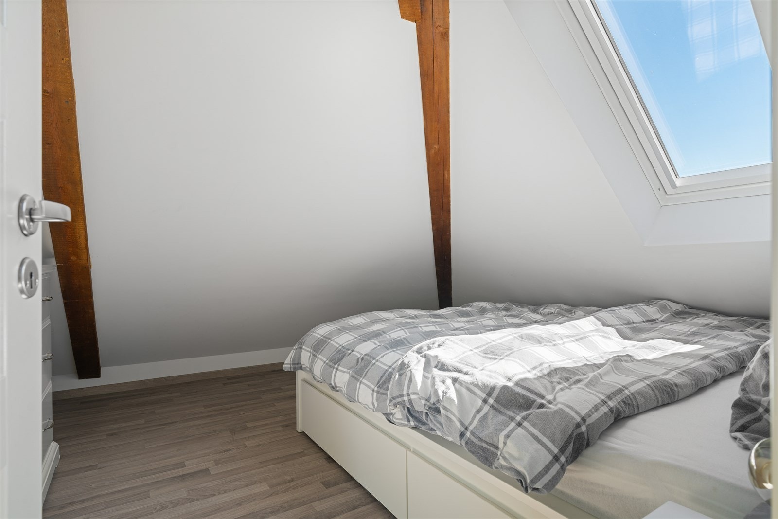 Boligen har ellers en svært sentral beliggenhet med gangavstand til flere studiesteder og Trondheim sentrum. Optimalt for studenter og førstegangskjøpere. Galleribilde