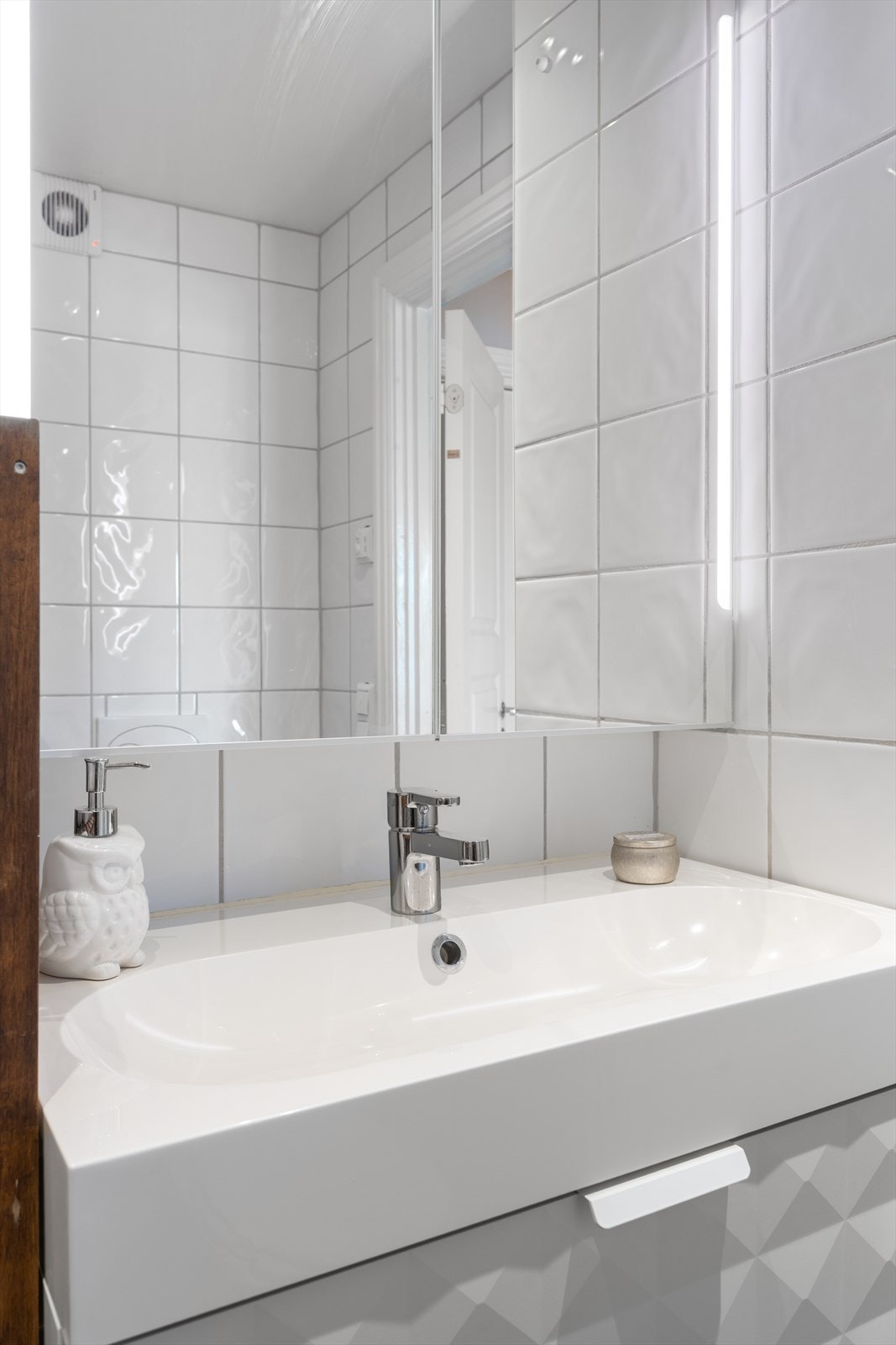 Badet er innredet med en nydelig speilarmatur og er på 2,6m². Oppvarmes med varmekabler i gulv. Galleribilde