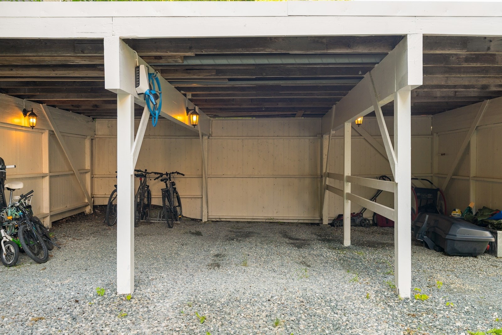 Med leilighetene følger en carport med elbil lader. Galleribilde