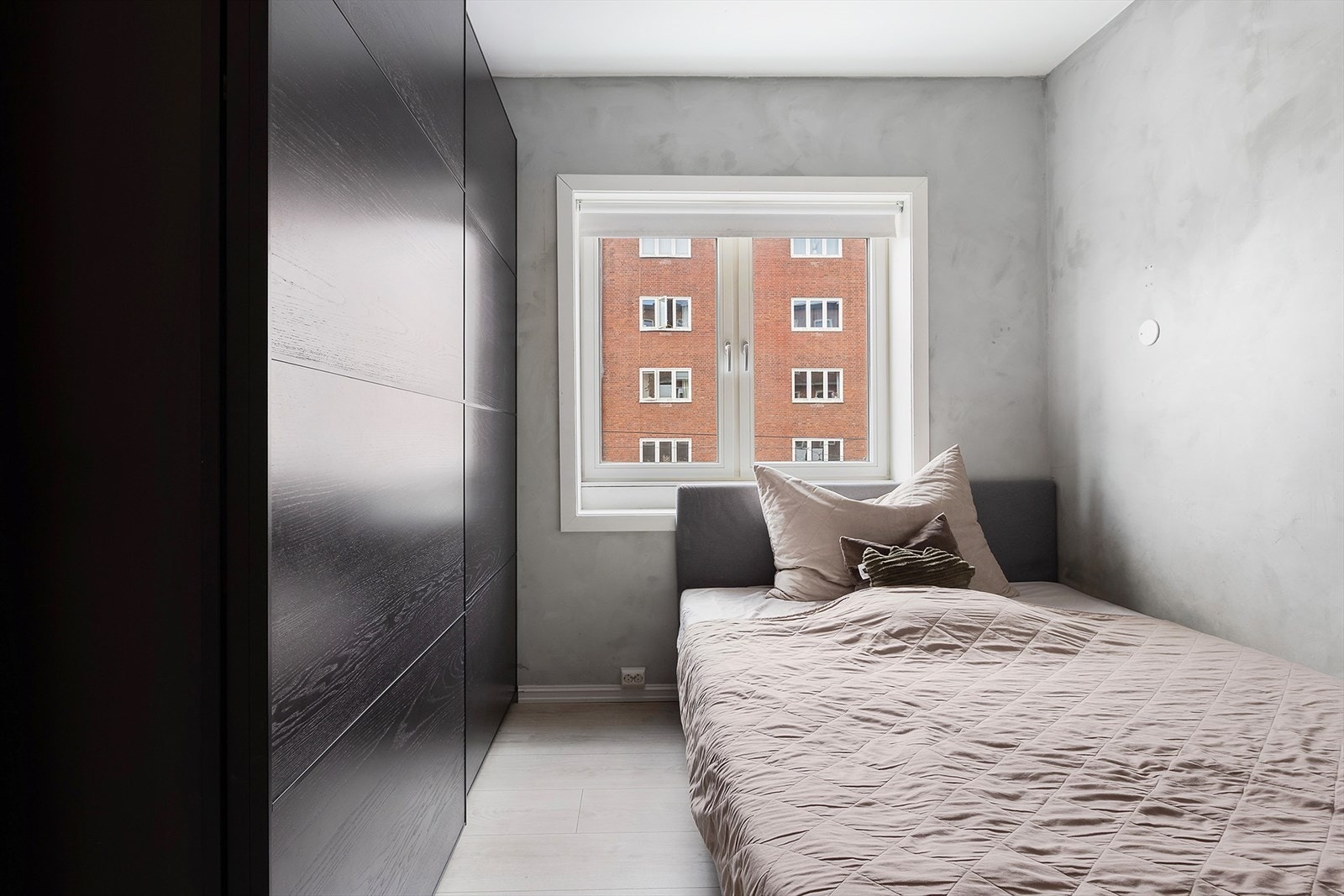 Lys og romslig soverom med god plass til dobbelseng og ulike oppbevaringsmuligheter Galleribilde