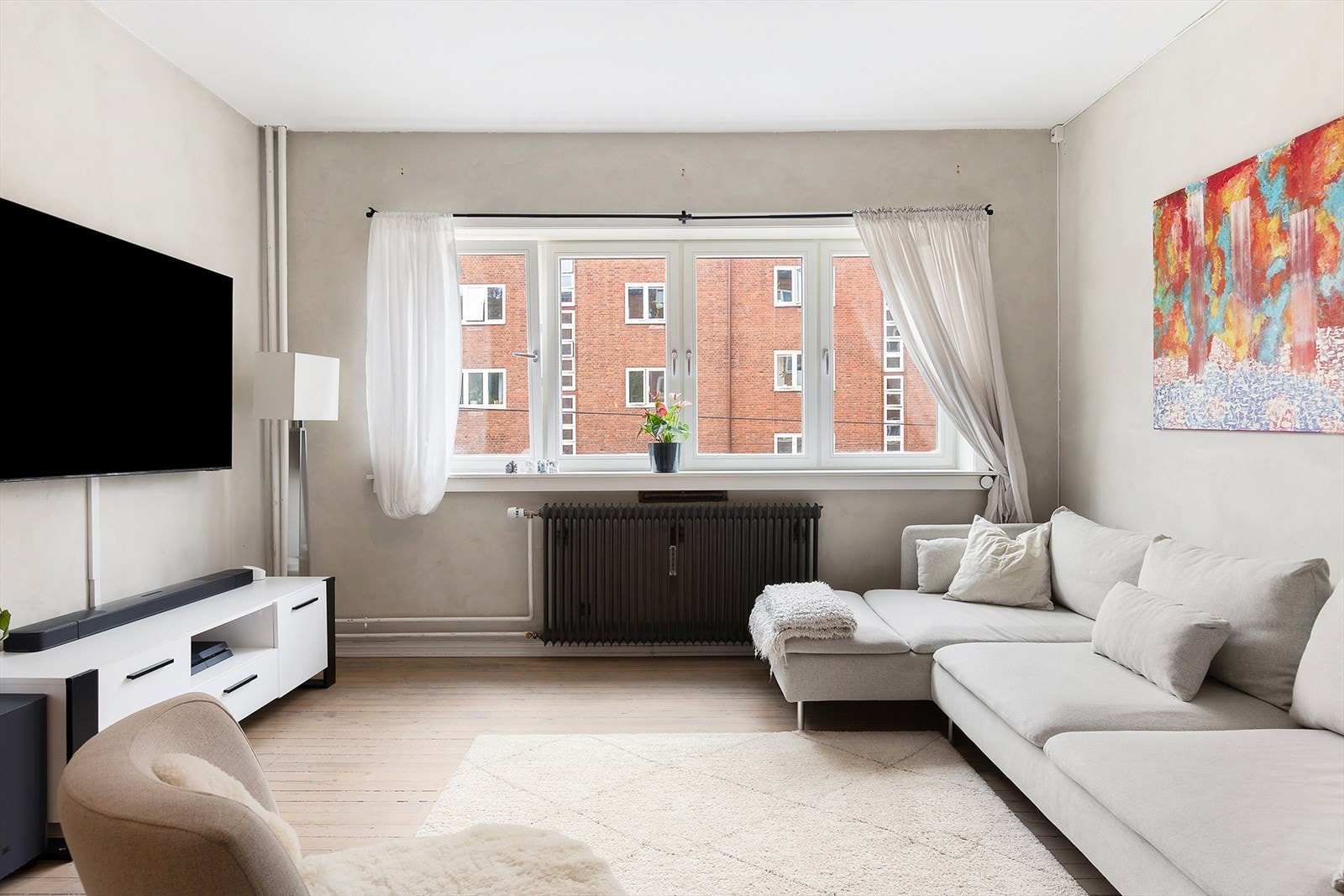 Romslig stue som gir ulike møbleringsmuligheter Galleribilde