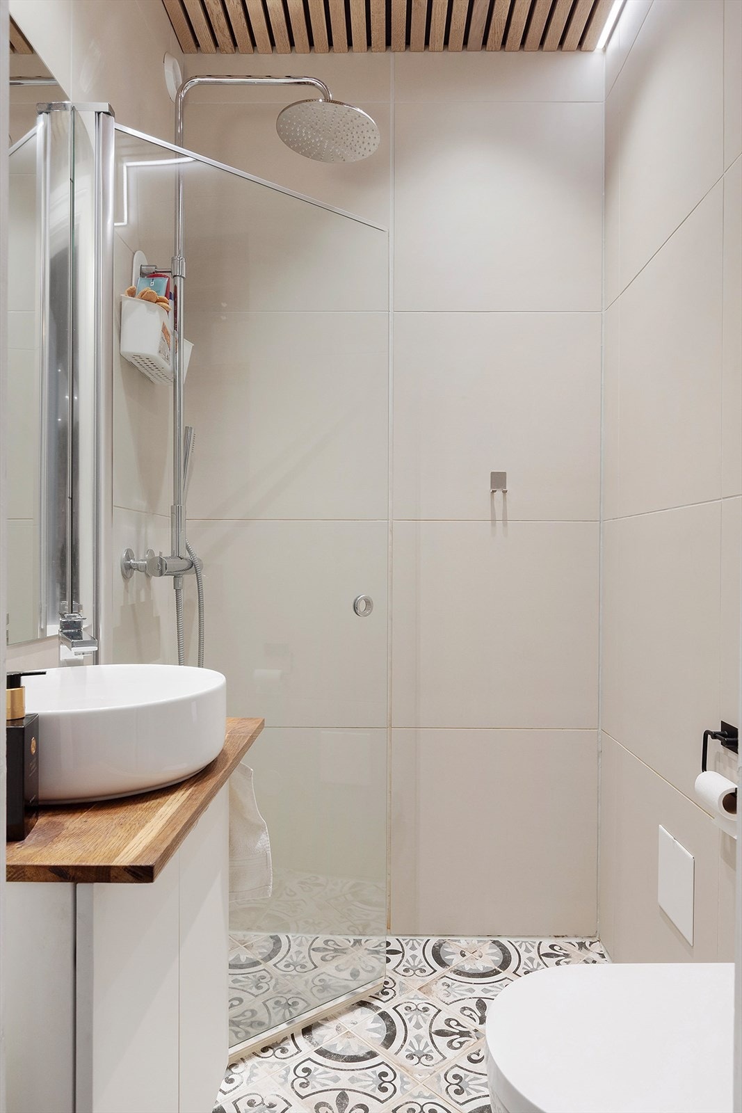 Badet er innredet med nedfelt servant, veggmontert toalett og
dusjvegger/hjørne. Galleribilde