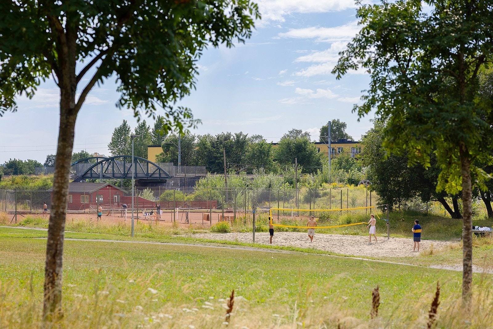 Gangavstand til volleyballbane og tennisbane Galleribilde
