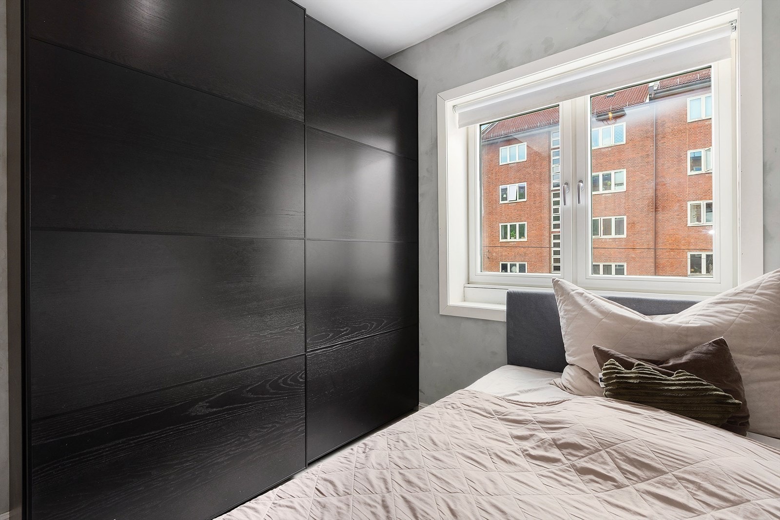 God plass til garderobeskap og kommode Galleribilde