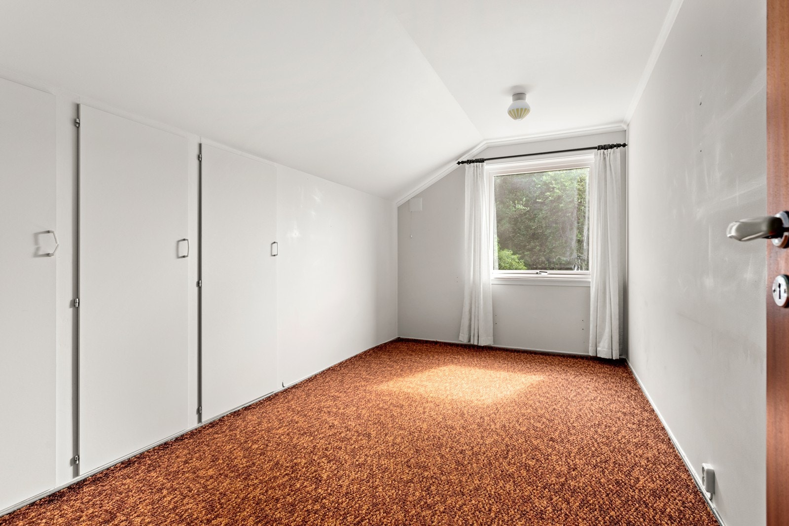 Soverom med plassbygde skap. Galleribilde