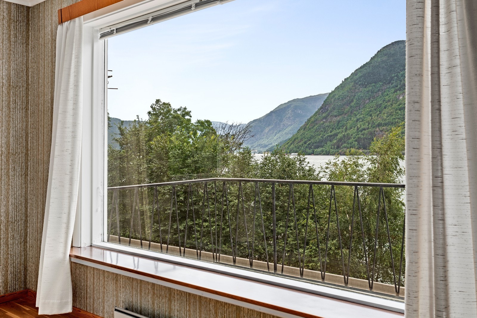 Gode vindaugsflater gir eit fint lysinnslipp. Galleribilde