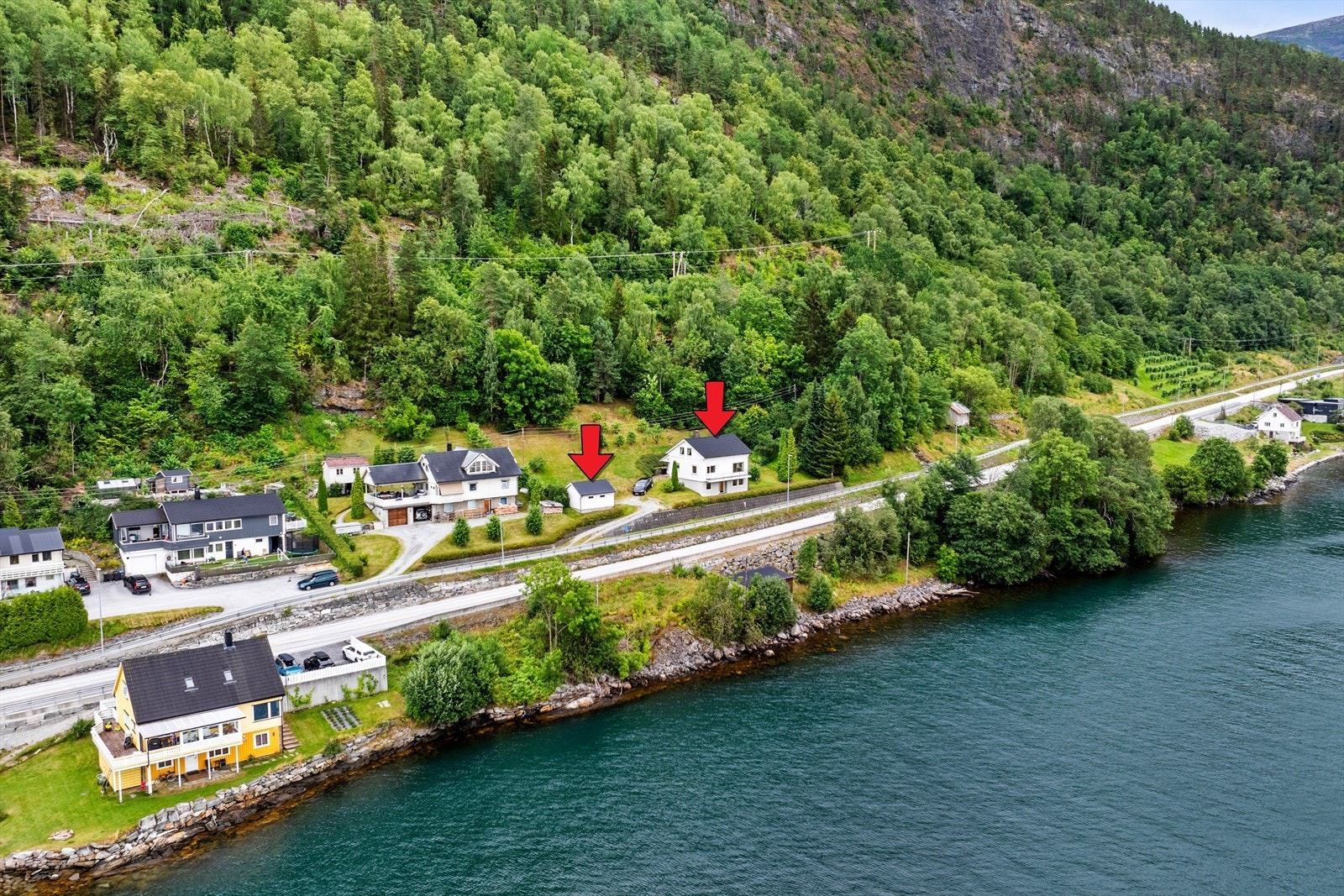 Eigedomen ligg på oppsida av riksveg 5 og inneheld einebustad og garasje. Galleribilde