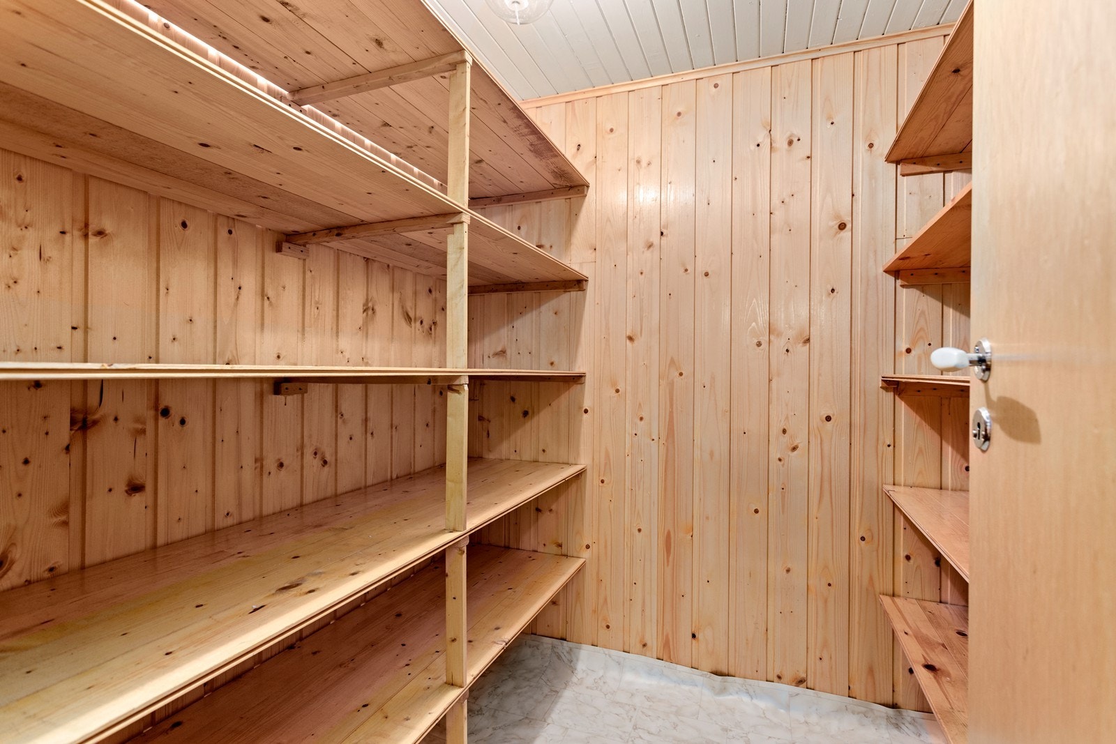 Bod med praktiske plassbygde hyller. Galleribilde