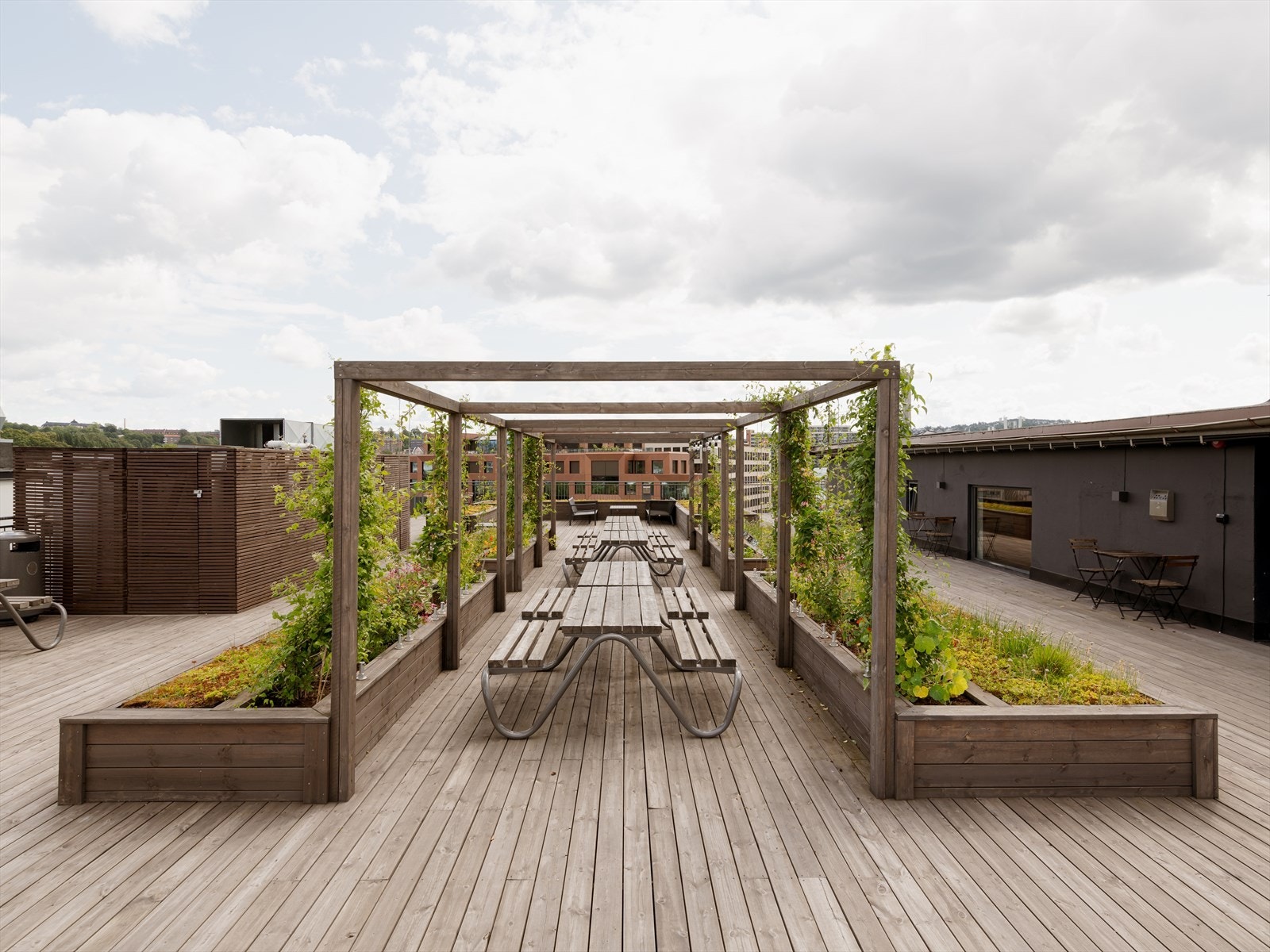 Selger har hatt stor glede av å bruke takterrassen som et privat fristed. Praktisk plassert finnes også toalettfasiliteter her oppe. Galleribilde