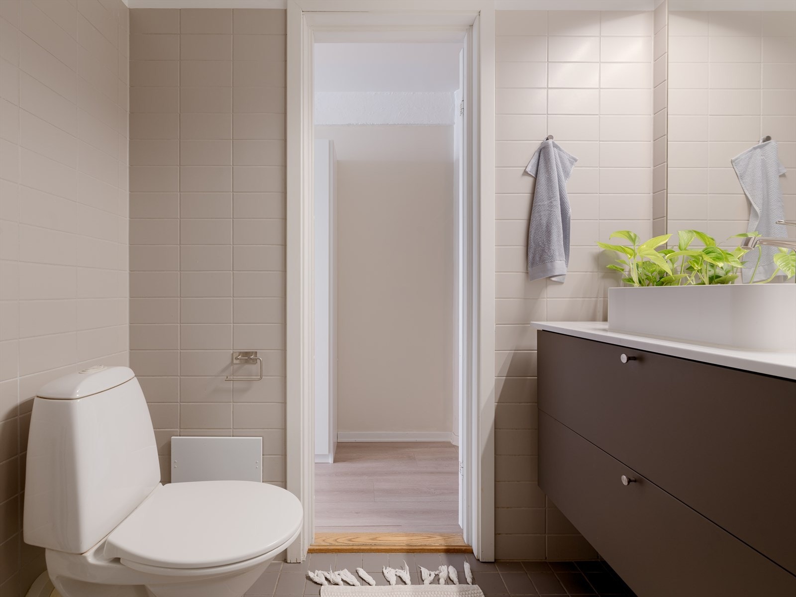 Servantinnredningen har to romslige skuffer som gir god oppbevaringsplass. Galleribilde