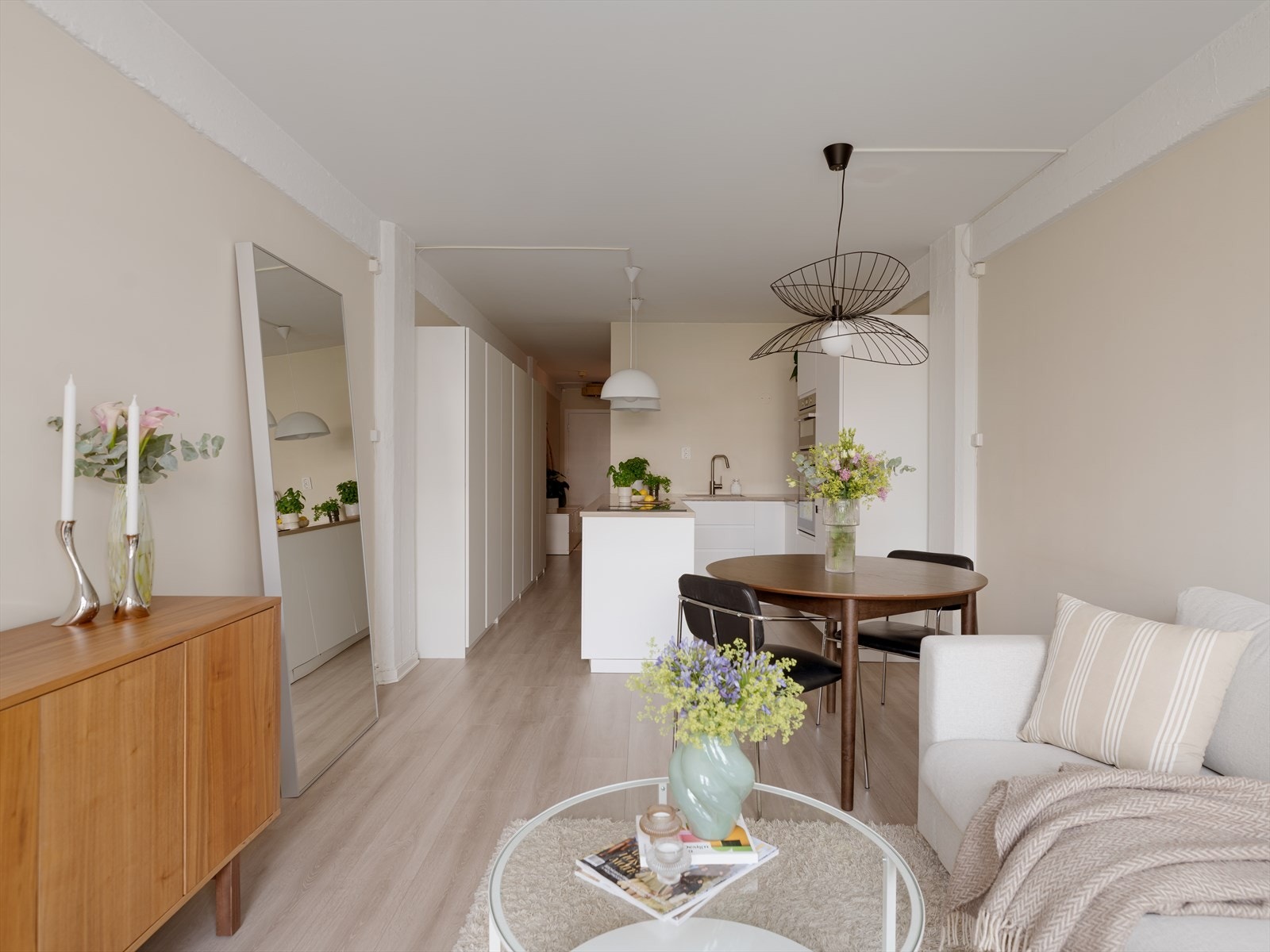 Stue og kjøkken ligger i en åpen løsning, som gjør boligen sosial og luftig. Legg merke til hvor godt med oppbevaringsplass boligen har. Galleribilde