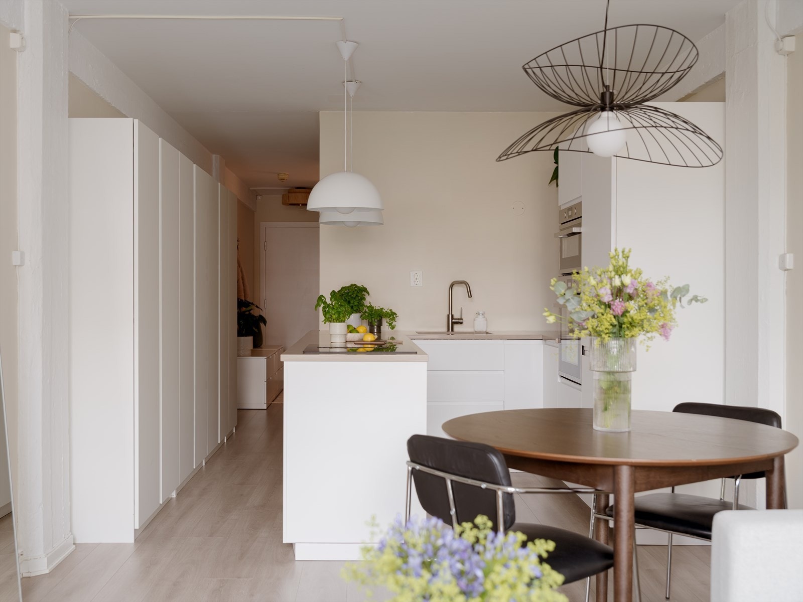 Lekkert tidløst kjøkken fra 2022 med benkeplate i stein. Utformingen inviterer til flere kokker og matglade gjester. Galleribilde