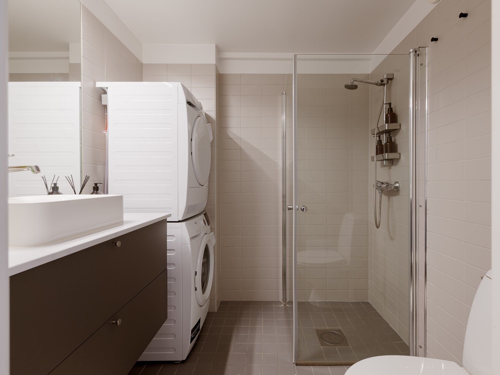 Lyst og pent baderom oppført nytt i 2006. Badet ble modernisert i 2022 med ny benkeplate, benkeskap og servant. Galleribilde