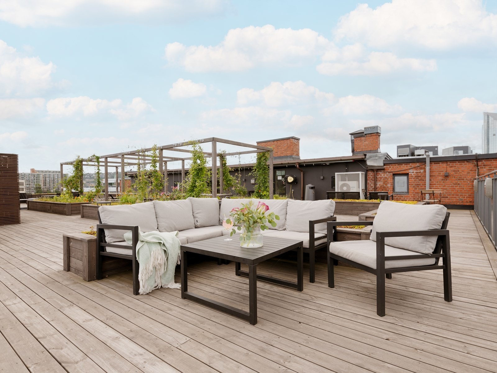 Borettslagets takterrasse er fantastisk fint gjennomført med flere sittegrupper i ulike soner - perfekt for større sammenkomster med venner. Galleribilde