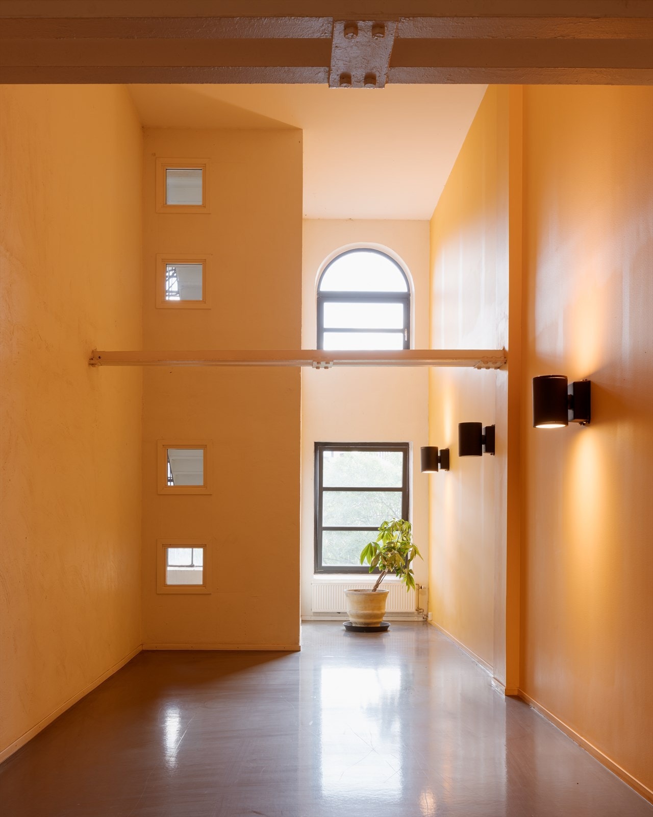 Råkul trappeoppgang hvor de orginale industripregene kommer godt frem. Galleribilde