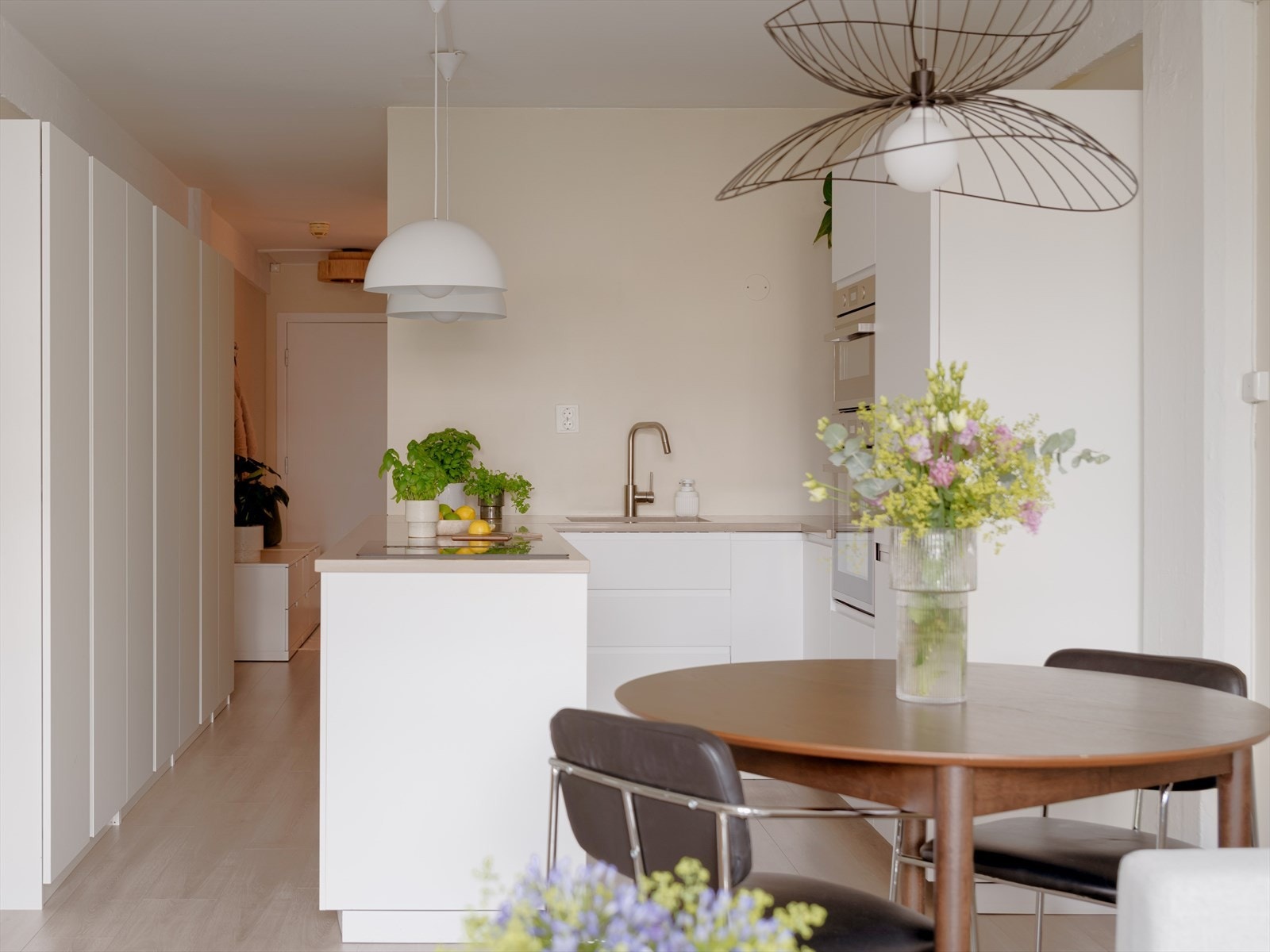 Boligen ligger fint til i 4.etg med heis og har en arealsmart planløsning. Kombinasjonen av store vindusflater og god takhøyde gir en luftig atmosfære. Galleribilde