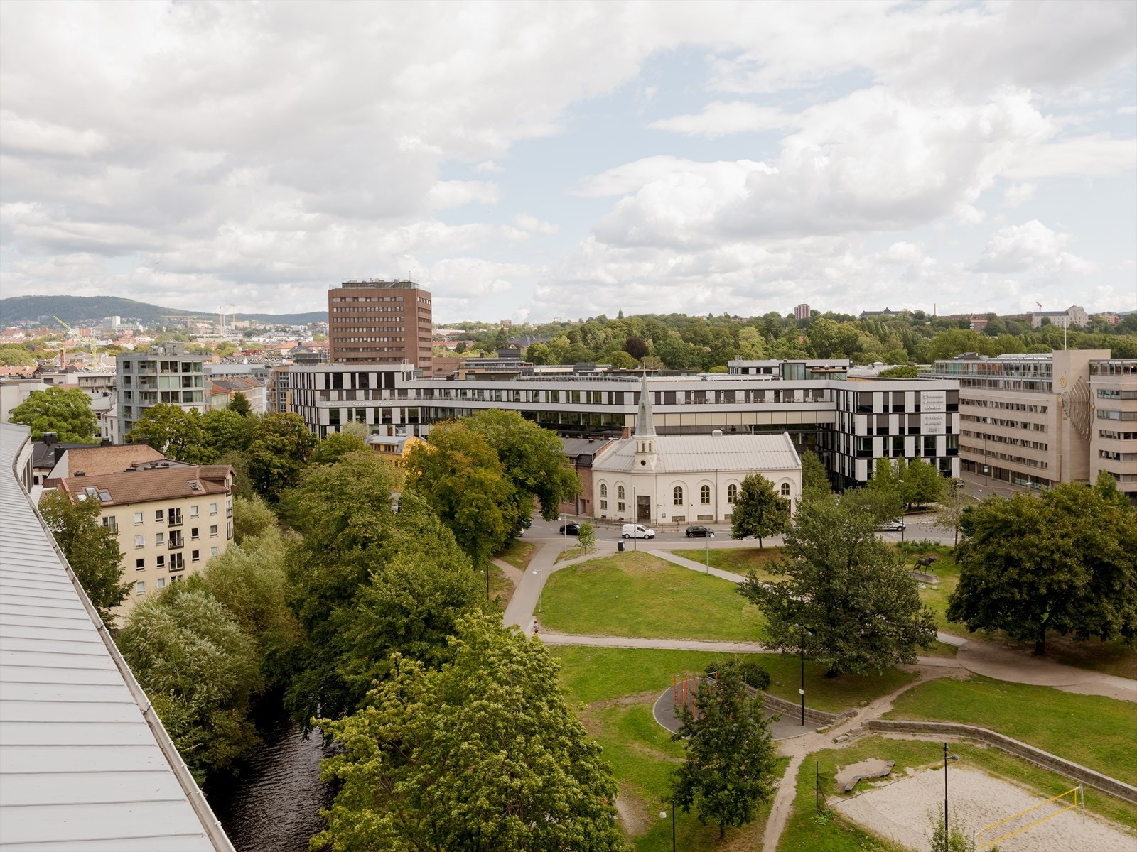 Boligen ligger supersentralt til med Akerselven rett utenfor døra. Galleribilde