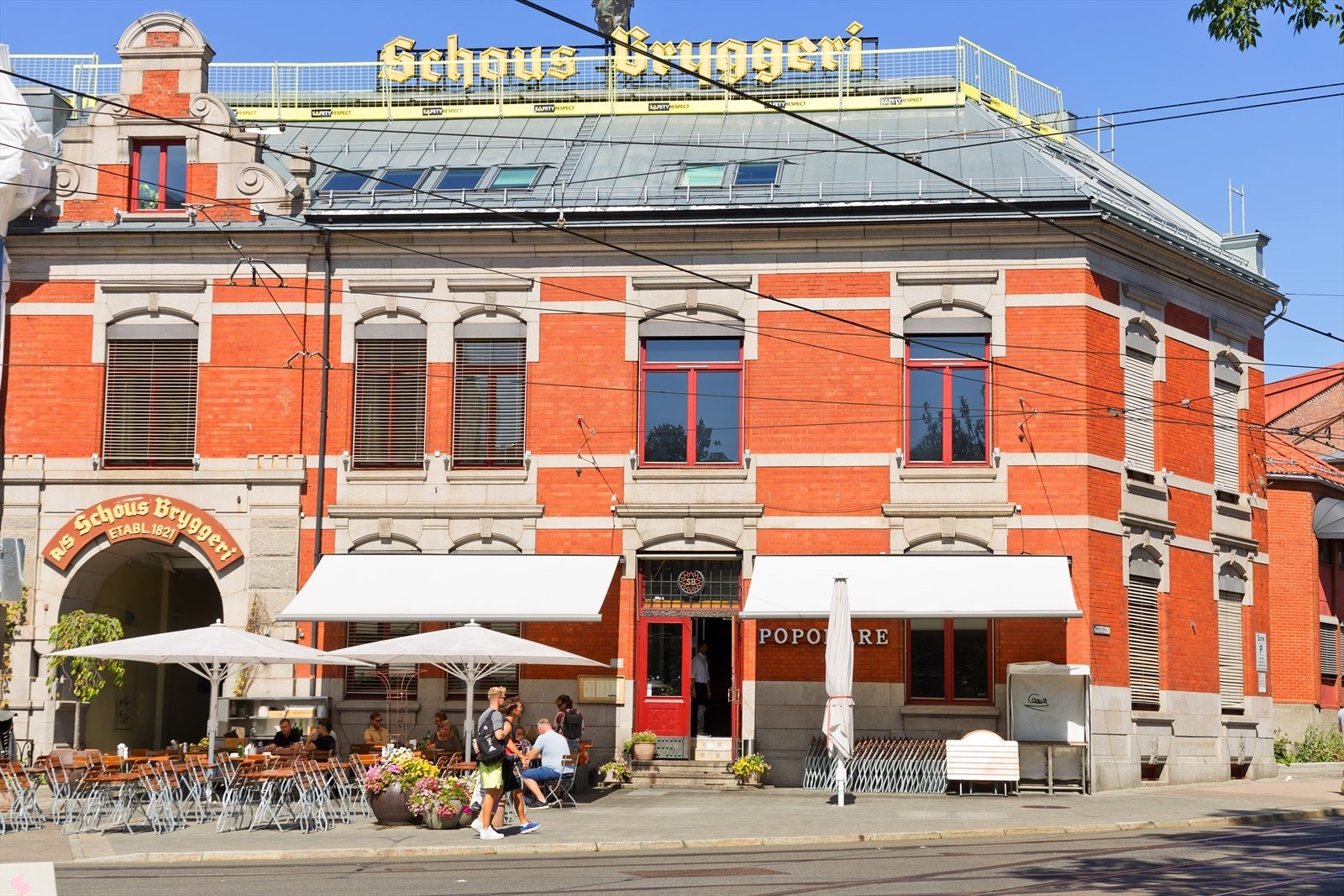 Trattoria Popolare med solrik uteservering. Galleribilde