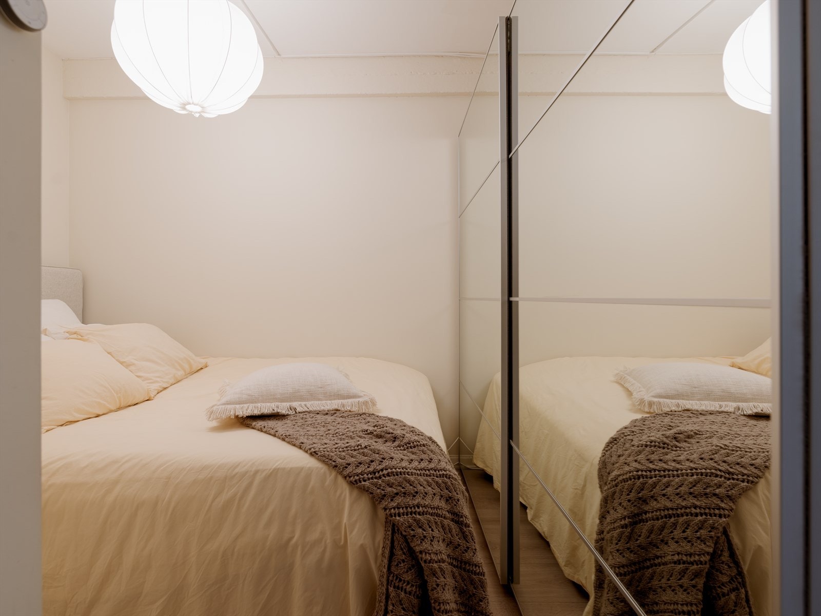 En romslig sovealkove som gir plass til 1.40cm seng, nattbord og stort garderobeskap. Galleribilde