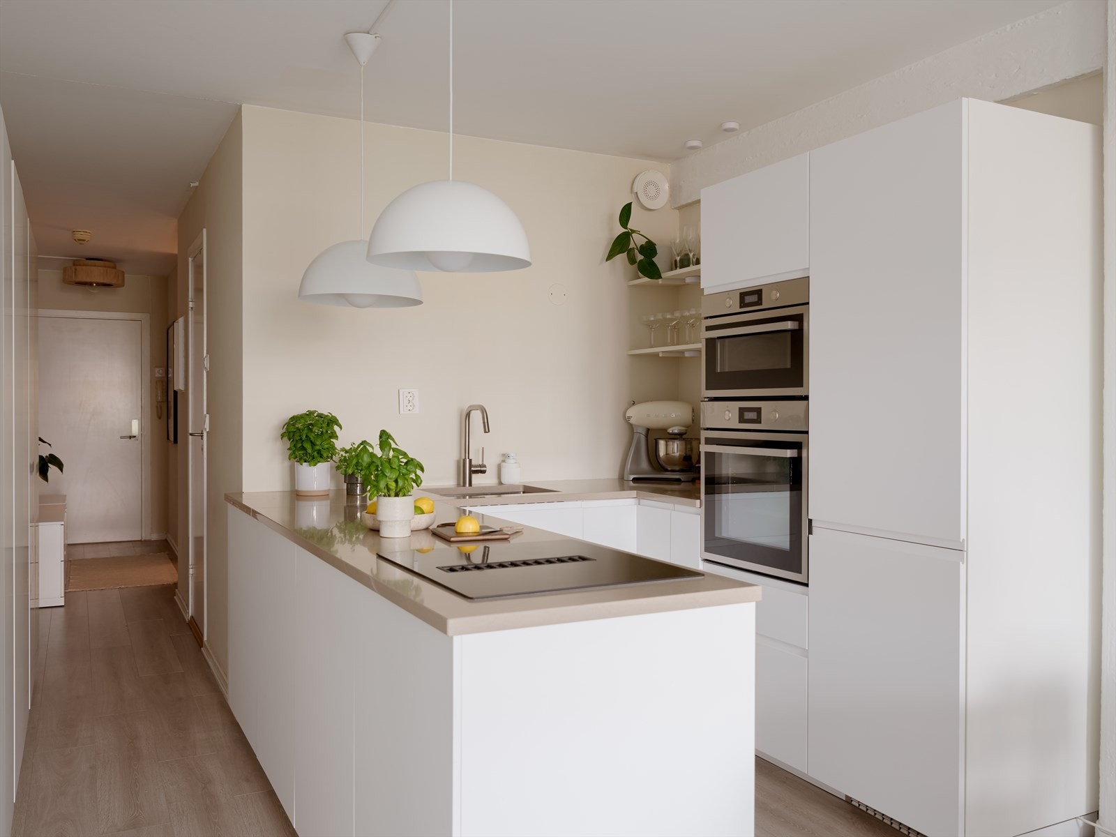 Kjøkkeninnredningen er fra IKEA og integrerte hvitevarer er platetopp, stekeovn, oppvaskmaskin, micro og kjøl/frys. Med andre ord; Her har du det du trenger! Galleribilde