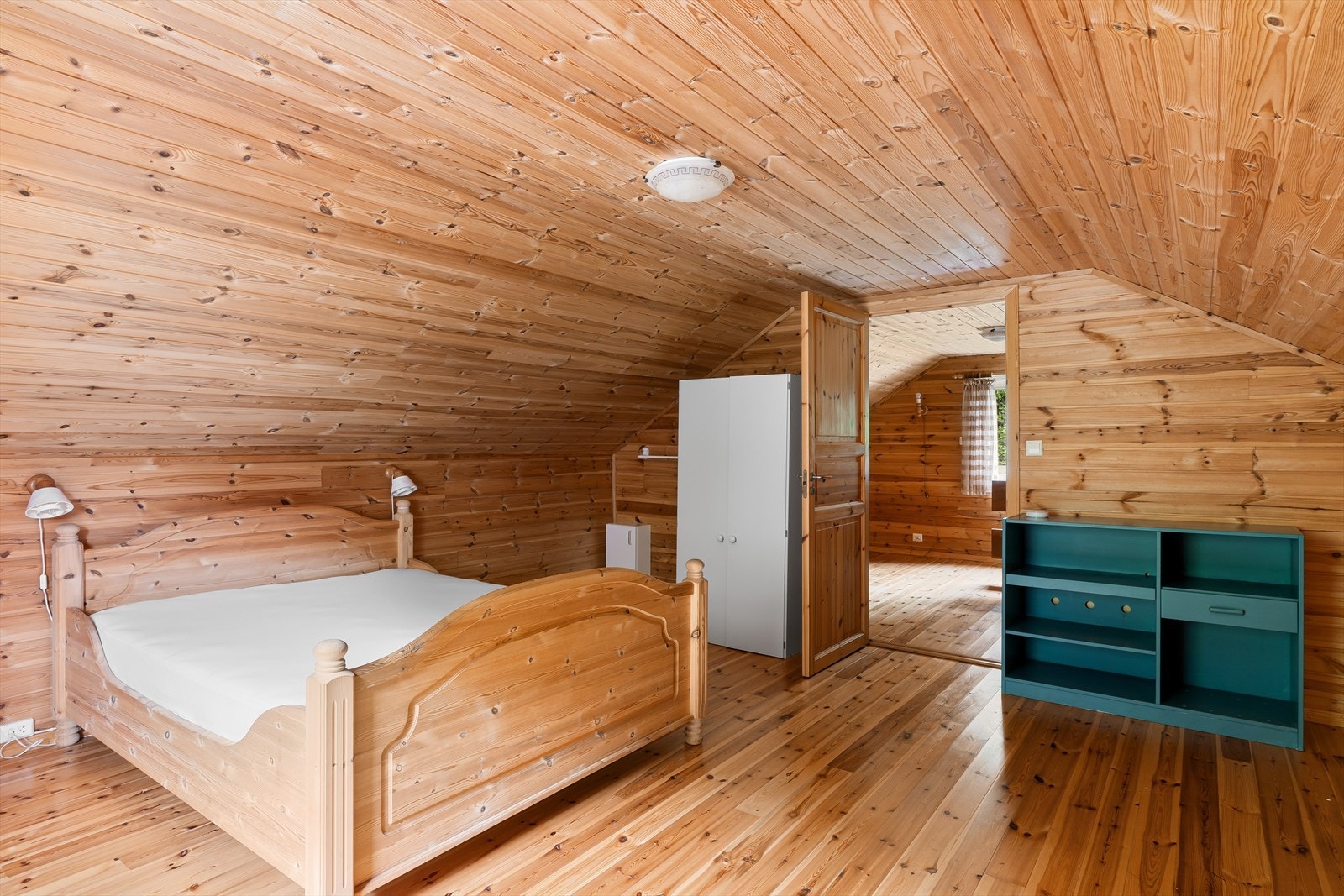 Det er et ekstra rom på garasjeloftet som benyttes som soverom (godkjent som kontor). Galleribilde