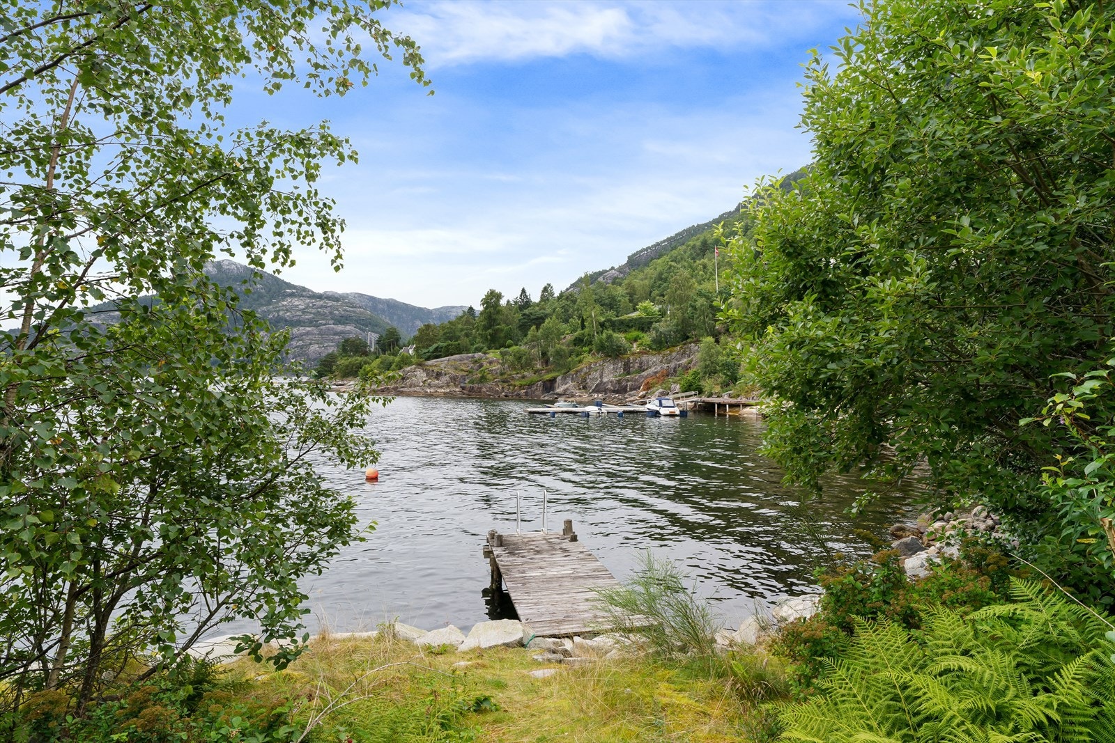 Nede ved sjøen er det båtfeste og en liten brygge hvor man kan tilbringe solfylte dager med bading og sjøaktiviteter. Galleribilde