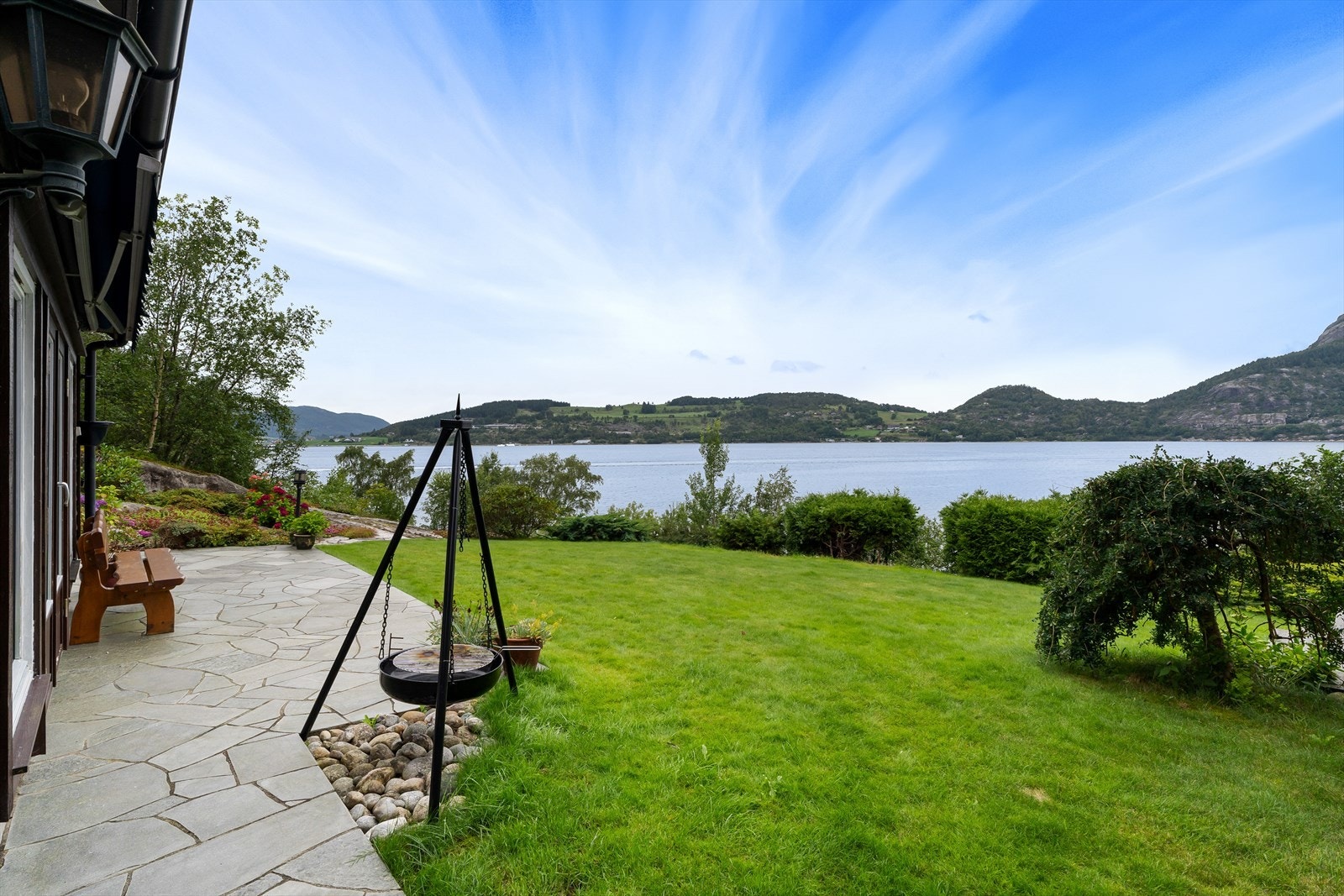 Eiendommen har en pent opparbeidet tomt med vakker hage og frodig beplantning. Galleribilde