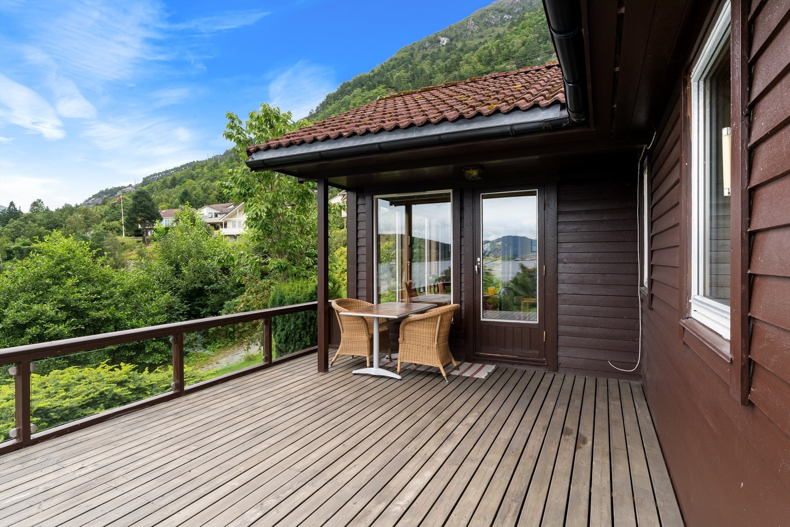 Med sjøen som nærmeste nabo og en romslig terrasse er dette et ideelt sted for avslapning og solfylte dager. Galleribilde