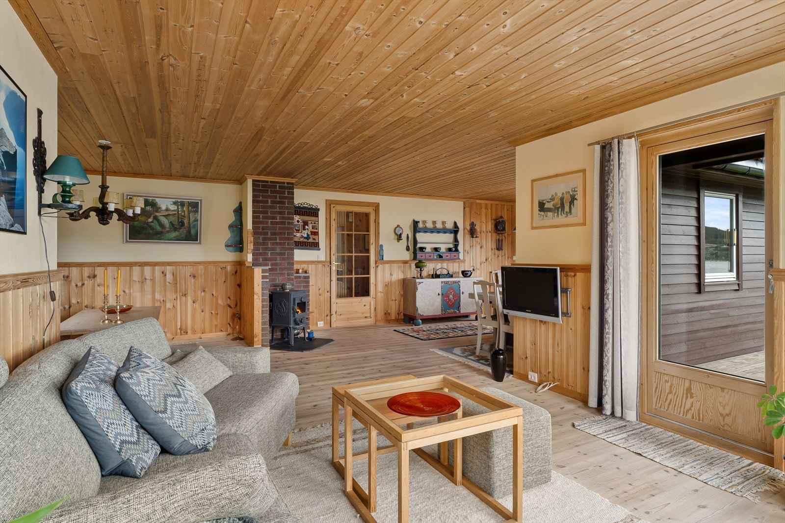 Den åpne løsningen mot stuen sørger for et sosialt og hyggelig miljø. Galleribilde