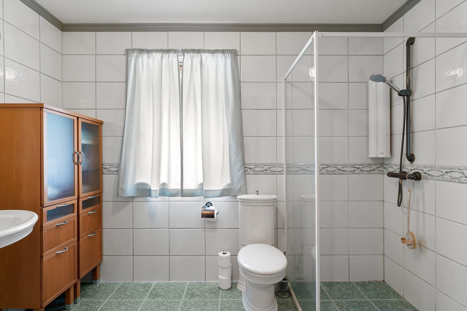 Det er også plass til et baderomsskap som gir enkel oppbevaring av det du trenger i hverdagen. Galleribilde