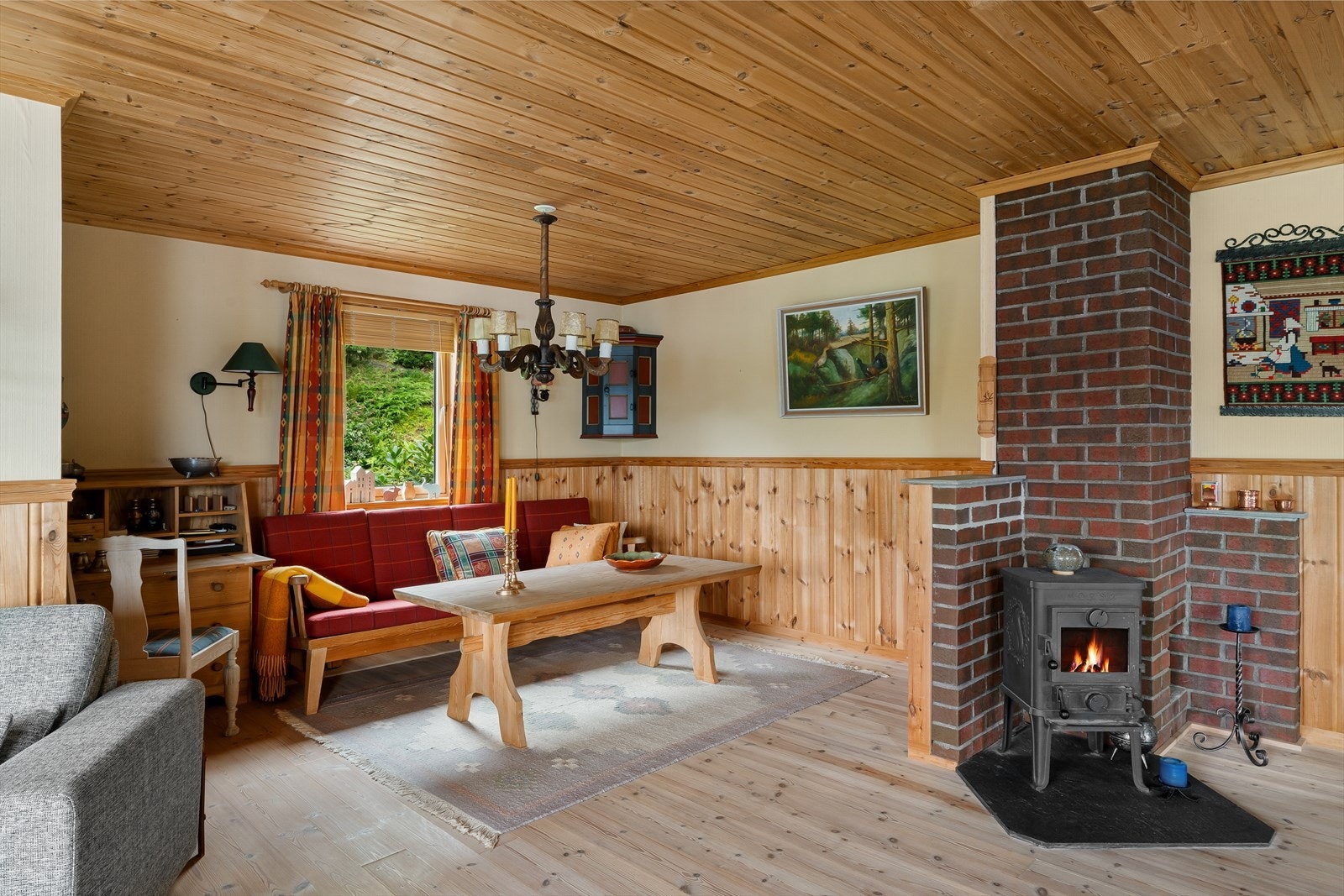 Deler av stuen viser som et ekstra soverom på byggetegningene. Det kan enkelt settes opp en vegg slik at man får to soverom. Galleribilde