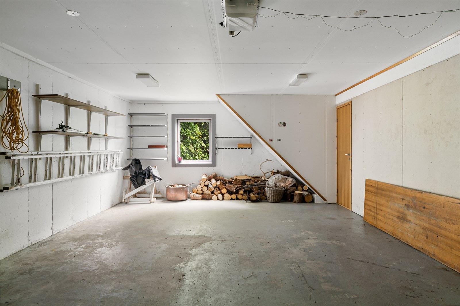 Romslig garasje med god plass til kjøretøy og oppbevaring. Galleribilde