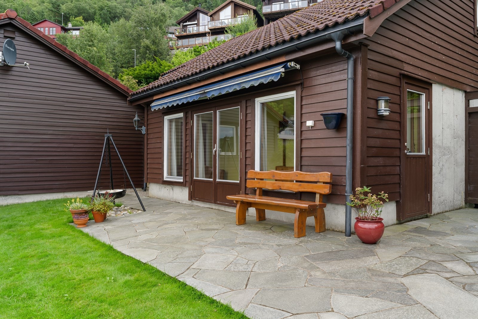 Hagen er velegnet for både avslapping og aktiviteter, og byr på en idyllisk ramme rundt boligen. Galleribilde