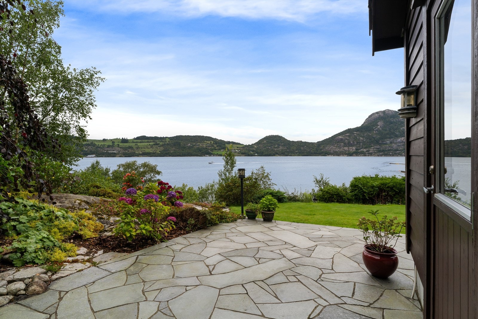 Bergekleiva 25 ligger idyllisk plassert ved sjøen i vakre Forsand. Galleribilde