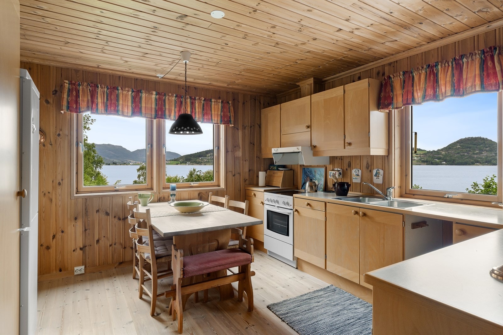 Kjøkkeninnredningen har god oppbevaringsplass i skap, samt god arbeidsplass på benkeplaten. Galleribilde