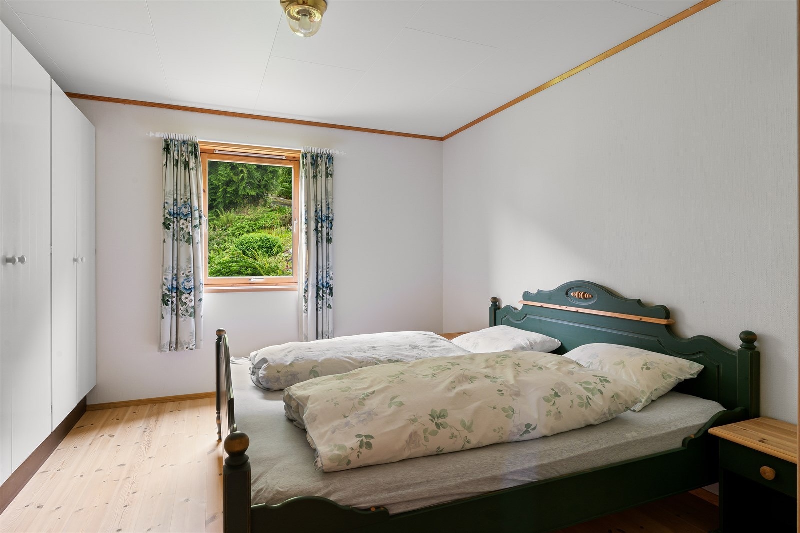 Boligen har et romslig soverom med god plass til dobbeltseng og garderobeskap. Galleribilde