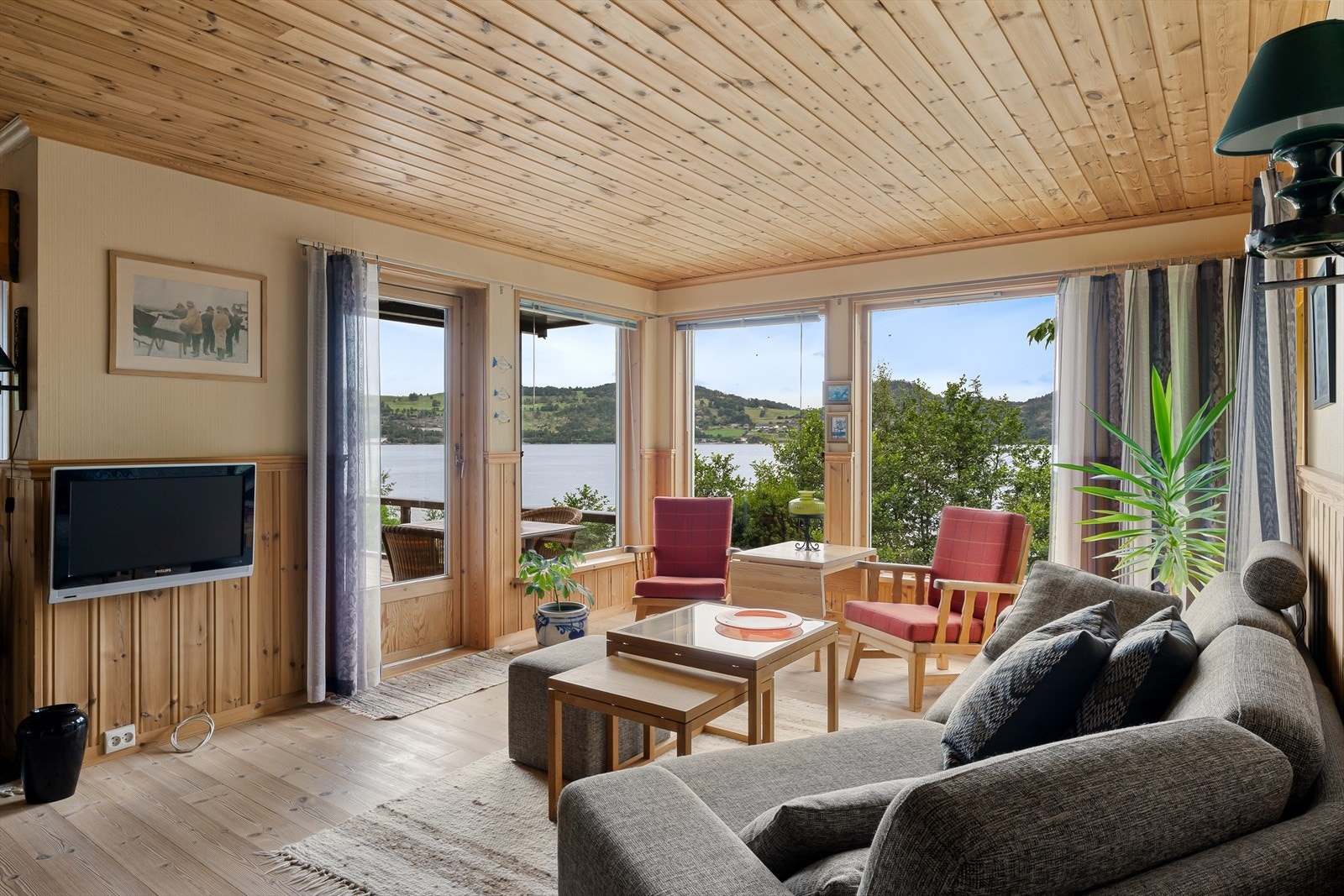 Fra stuen er det direkte utgang til en anlagt terrasse, hvor du kan nyte solen og den fantastiske utsikten over fjorden. Galleribilde