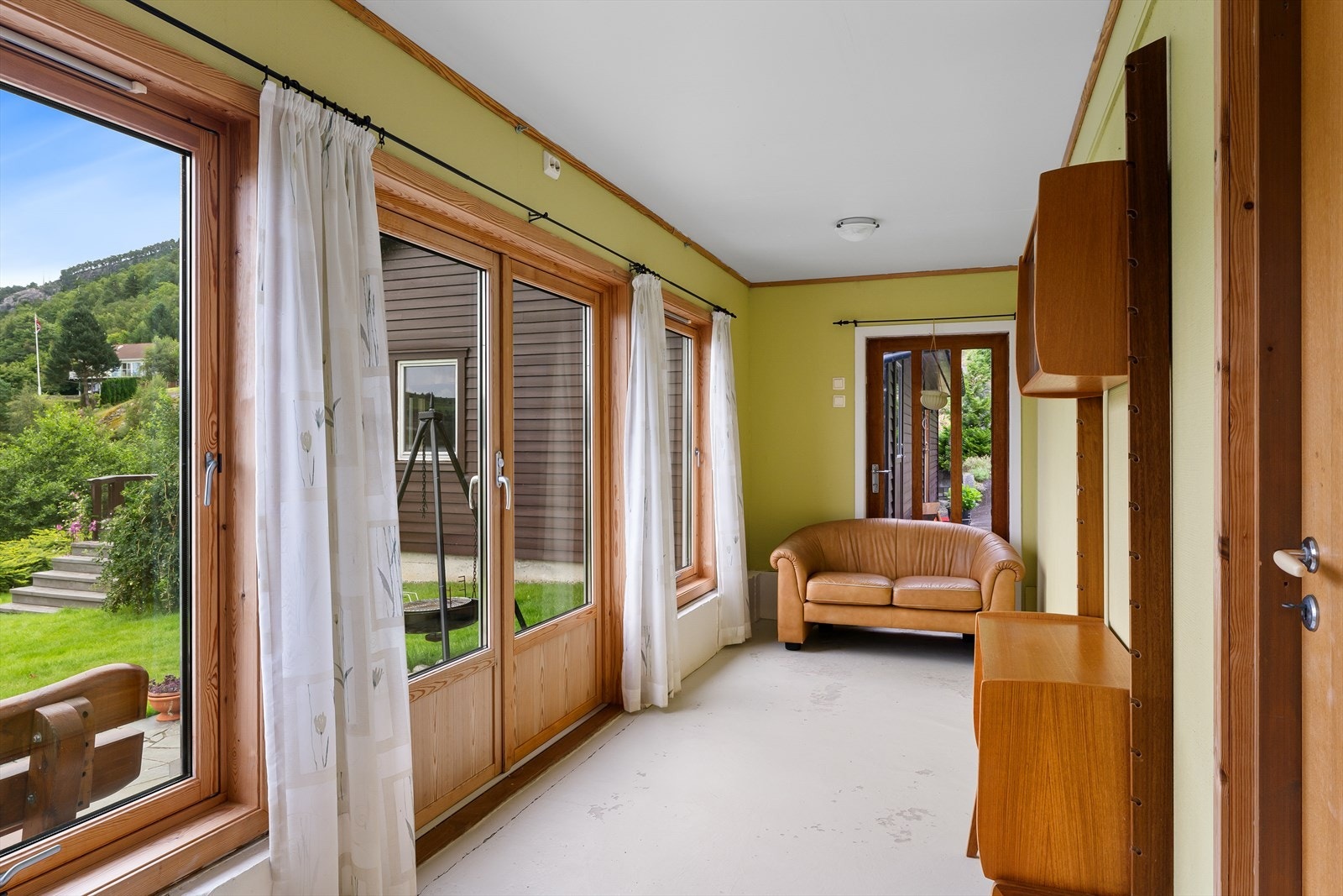 Rom i tilknytning til garasjen som kan fungere som en ekstra stue eller til oppbevaring. Galleribilde