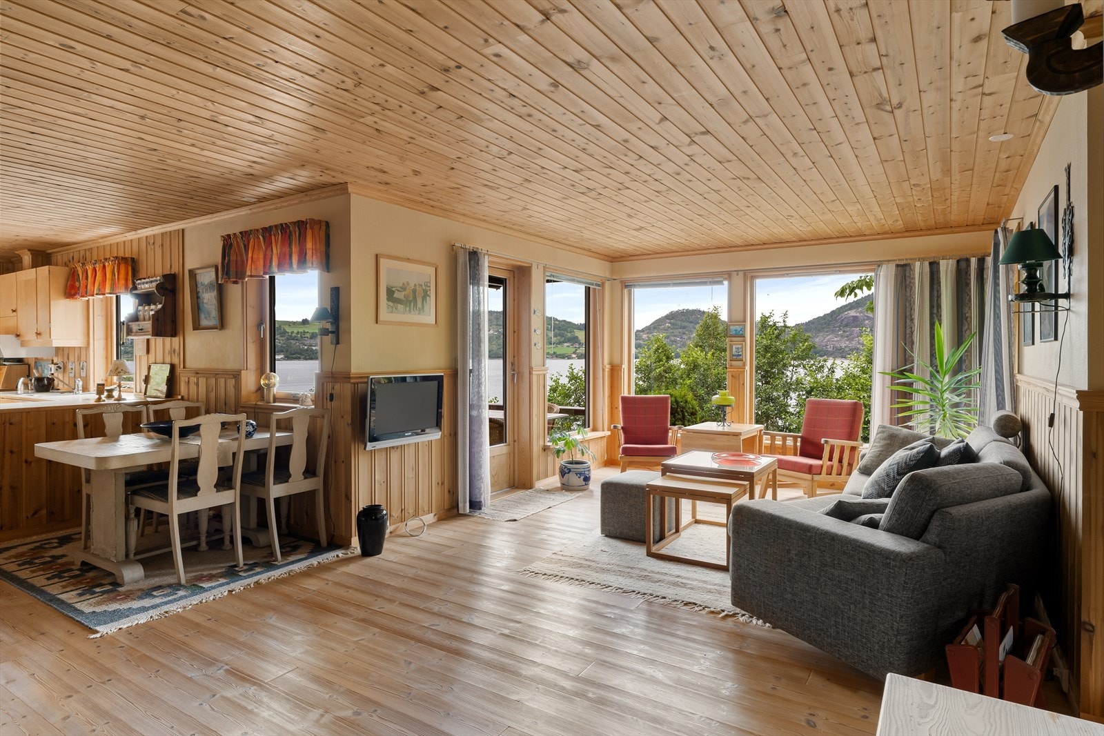 Stuen er koselig og byr på mange innredningsmuligheter. Galleribilde