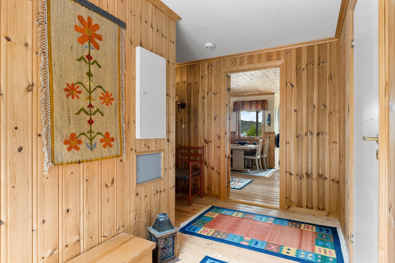 Når du kommer inn i boligen, møtes du av en praktisk entré med plass til å henge fra seg yttertøy og sko. Galleribilde