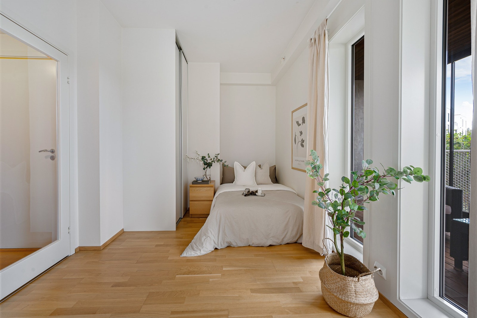 Sovealkove med praktisk garderobeskap i enden av stuen. Galleribilde