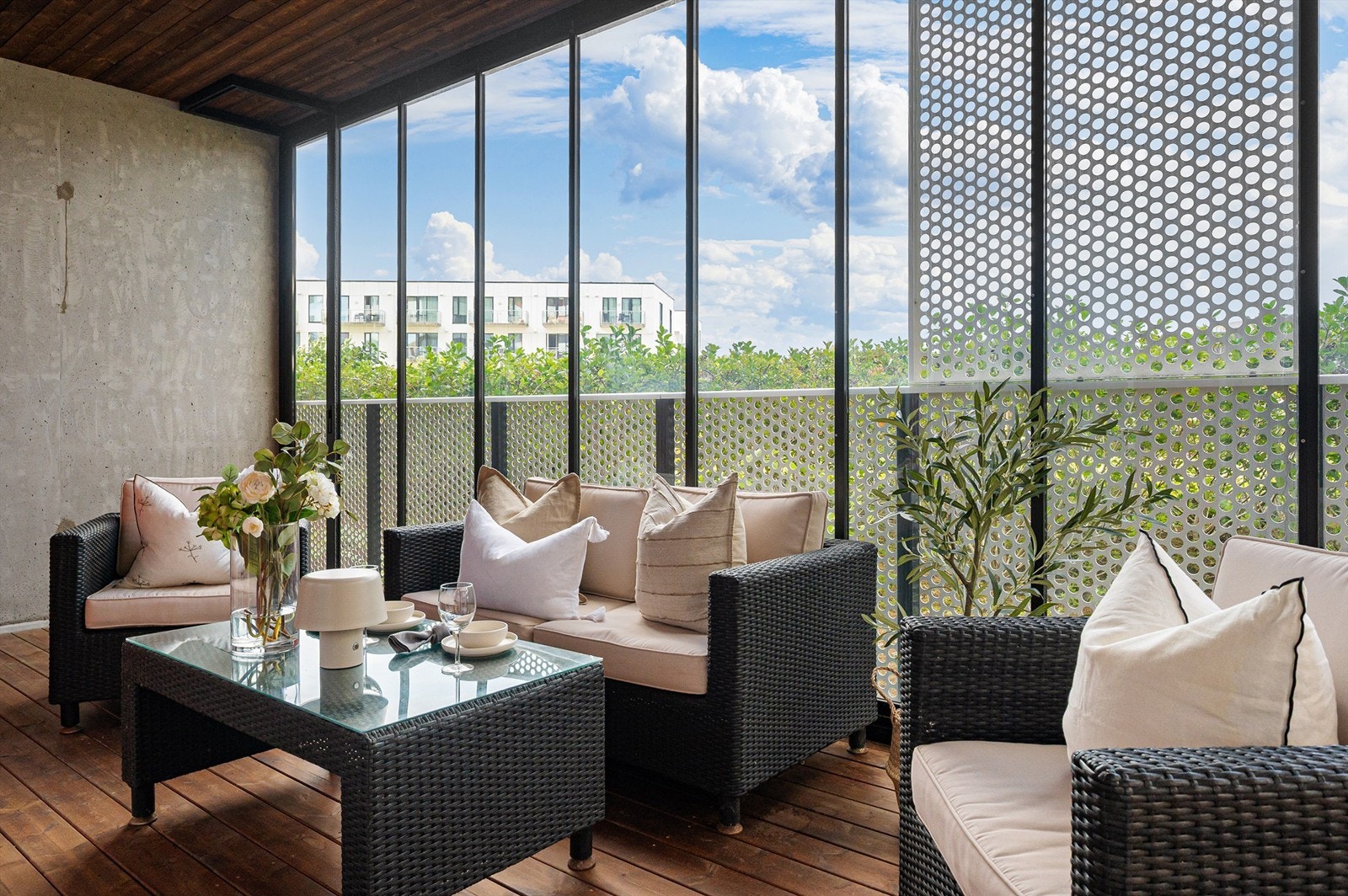 Balkongen er ca. 18 kvm stor. Her kan glasset skyves til siden, slik at terrassen blir åpen. Galleribilde