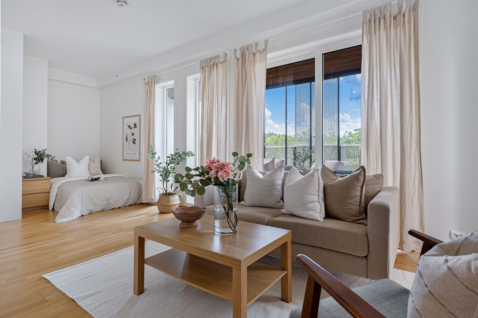 Velkommen til Jåttåvågveien 26, en lys og innbydende leilighet med gjennomtenkt planløsning, sentral beliggenhet og en fantastisk innglasset balkong. Galleribilde