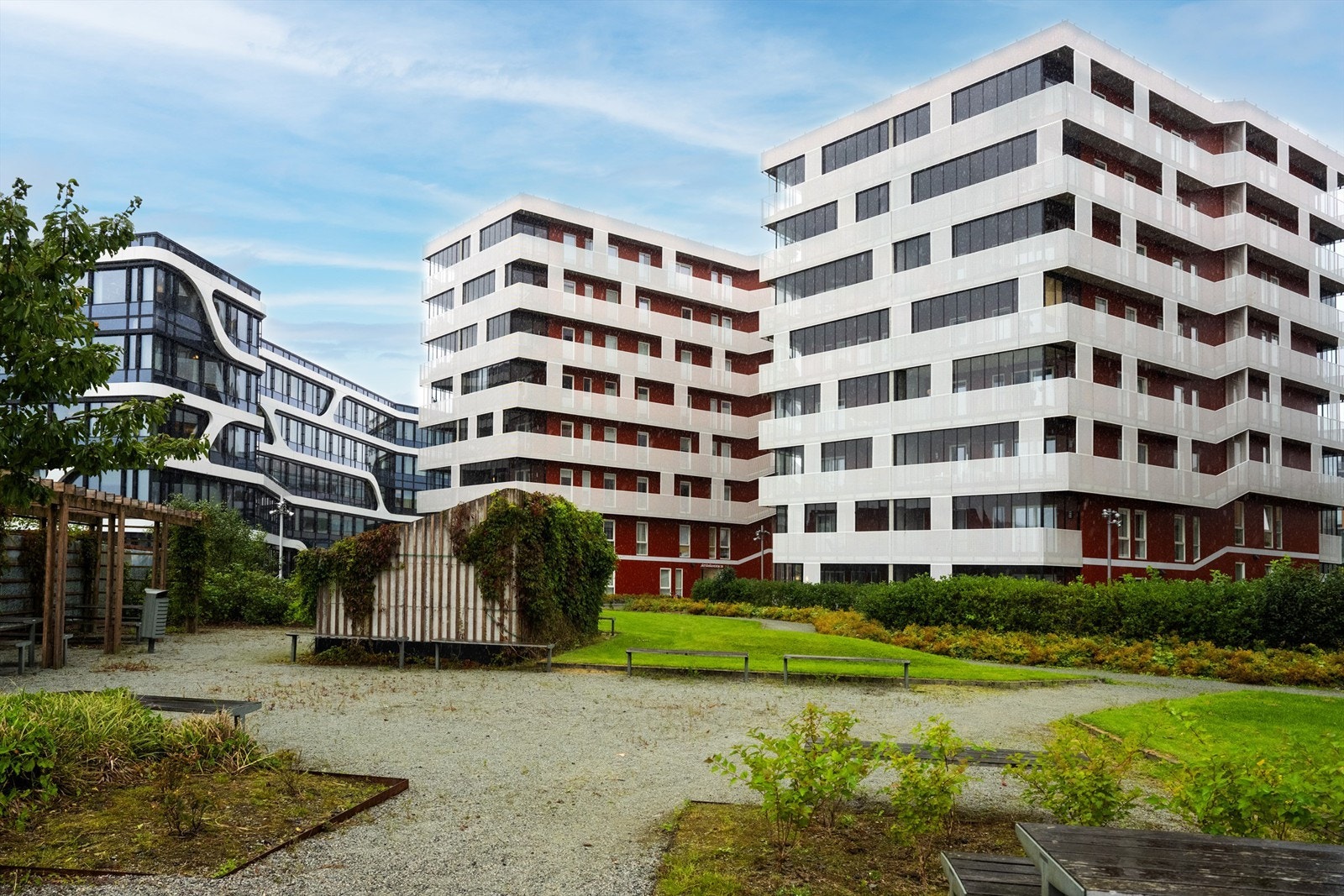 Leiligheten ligger vendt mot denne siden og har et fint opparbeidet parkområde rett utenfor med flere sittebenker. Her er det nedgang til parkeringshus like ved utgangen. Galleribilde