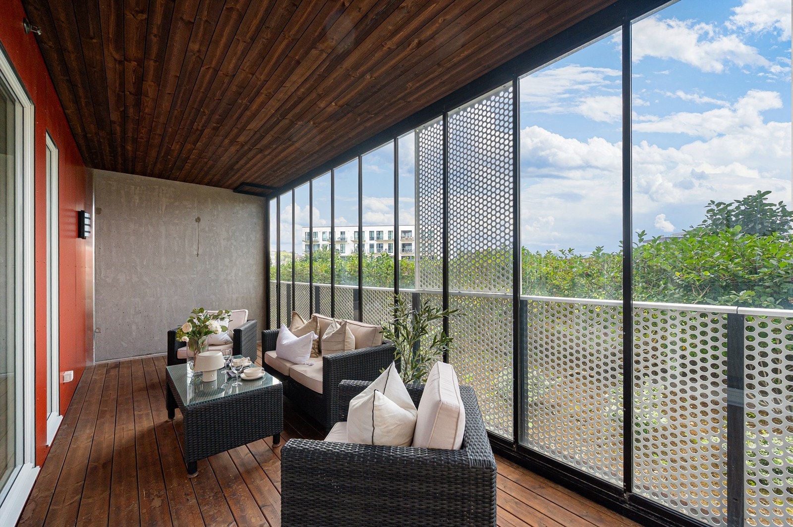 Innglasset balkong som er perfekt som en forlengelse av stuen store deler av året. Galleribilde