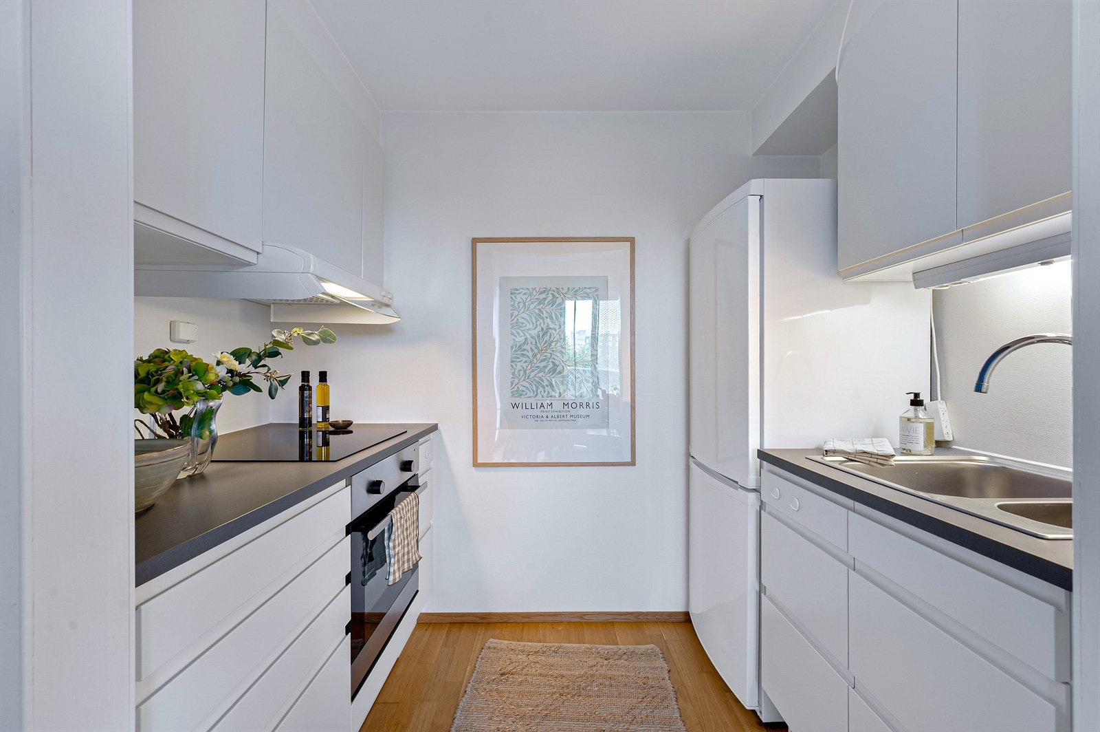 Kjøkkenet ligger delvis adskilt fra stuen og er praktisk innredet. Galleribilde