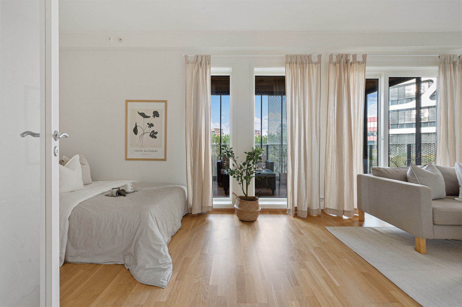 Utgang til balkongen fra stuen. Galleribilde