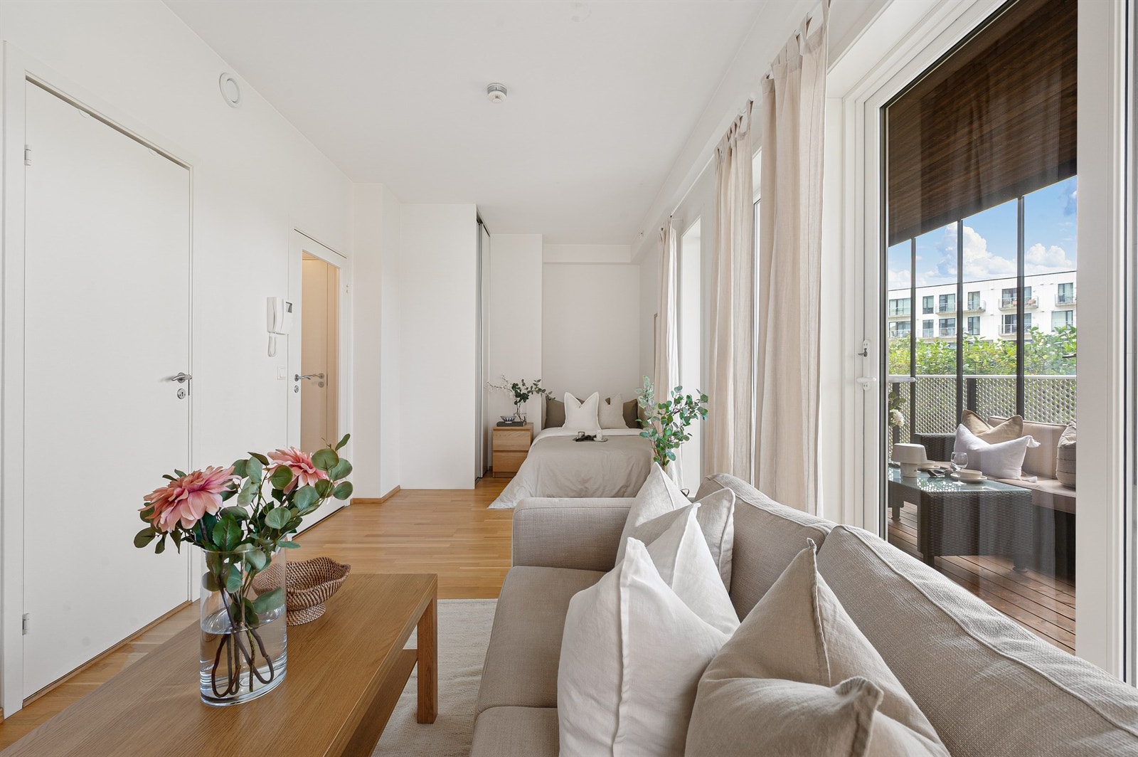 Ekstra takhøyde og store vindusflater gir en god romfølelse. Galleribilde