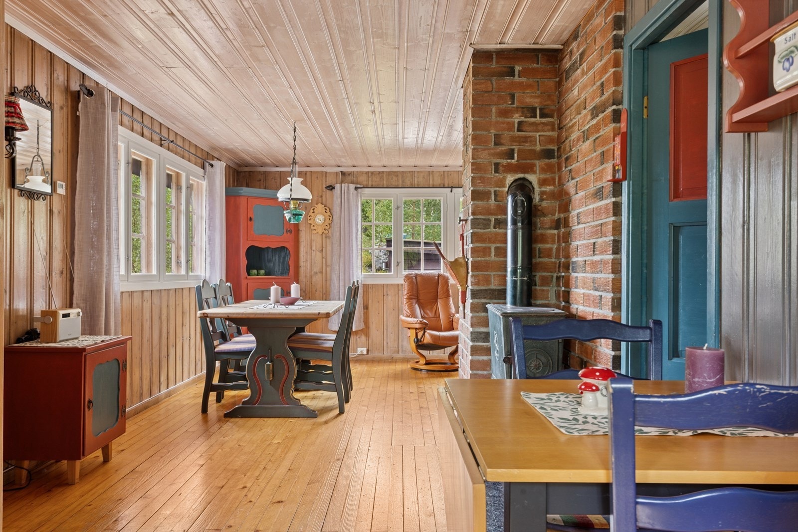 Stuens gode størrelse gir deg gode alternativer mtp møblering. Her er er det også plass til spisebord. Galleribilde